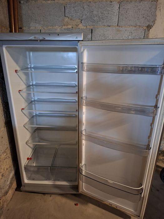 Frigorifico cinzento