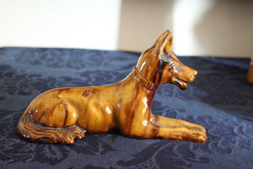 Cão deitado, escultura em faiança portuguesa de Barcelos