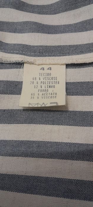 Casaco alinhado às riscas.