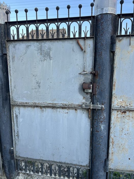 Ворота зі стовпами і хвірткою