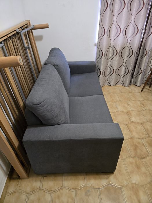 Sofá cinzento com pouco uso
