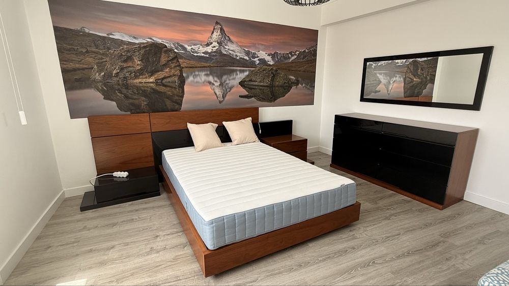 Mobilia de quarto em carvalho e madeira preta lacada