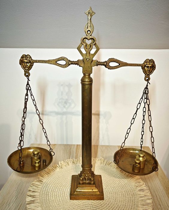 Elegancka waga szalkowa z mosiądzu – komplet, odważniki kolekcjonerska