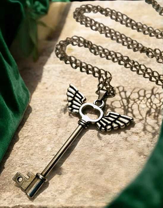 Naszyjnik Wisiorek Klucz Skrzydła Łańcuszek Kolor Srebrny Boho Gothic