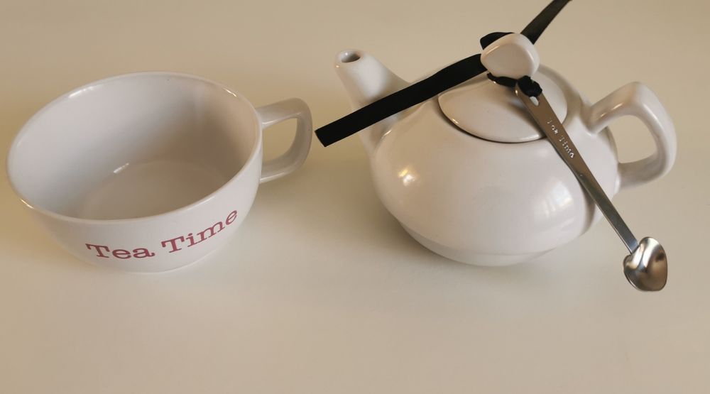 Bule de chá, com chávena e colher