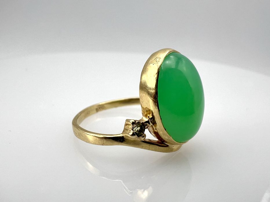 Кольцо золотое с хризопразом 585