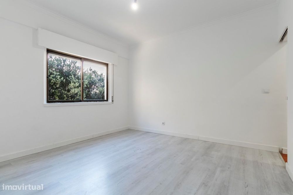 Apartamento T2 c/ Varanda em Agualva, Sintra