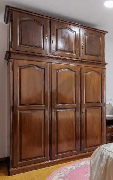 2 camas de solteiro com colchões + mesa de cabeceira + armário + cómoda + cadeira de quarto