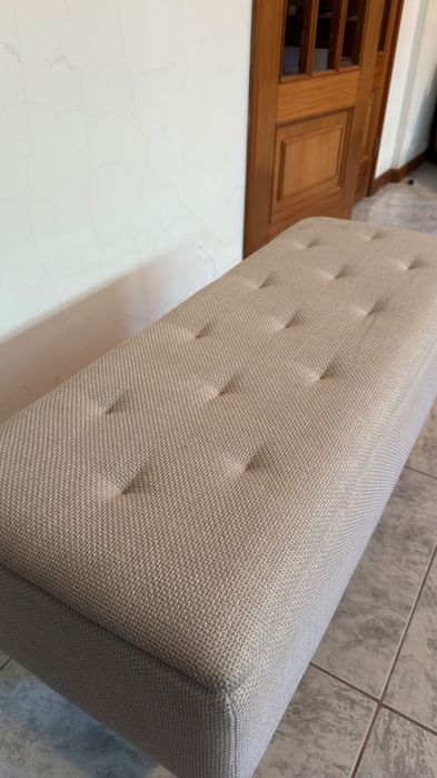 Banqueta Estofada com Arrumação | Bege