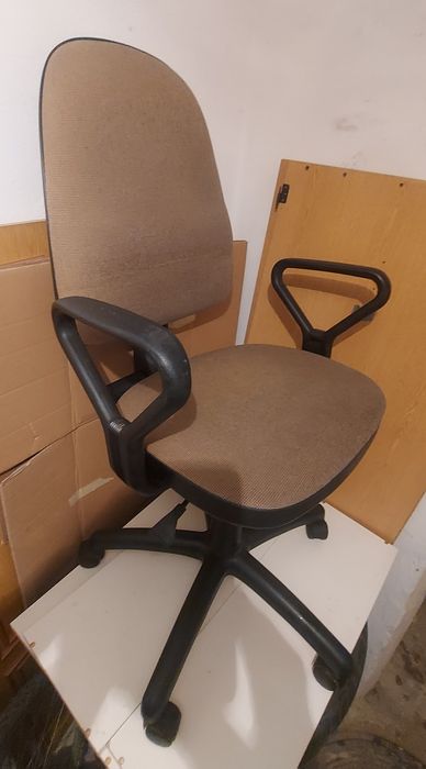Krzesło obrotowe stan bardzo dobry. Pełna regulacja.