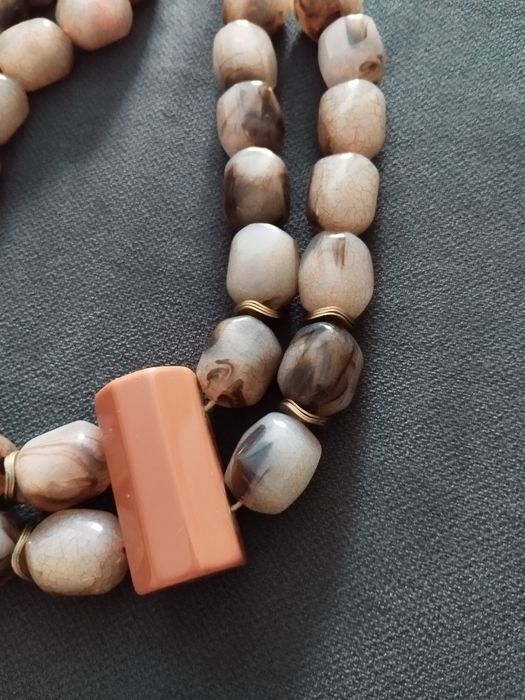 Colar em tons de cinza e bege