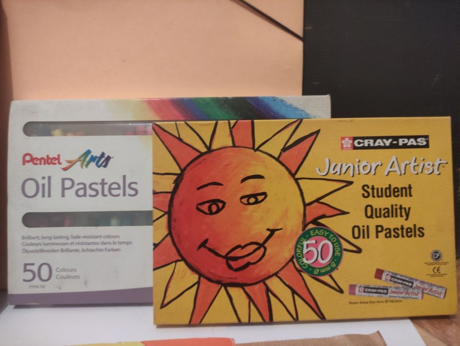 Kit artístico com vários materiais e cavalete ajustável