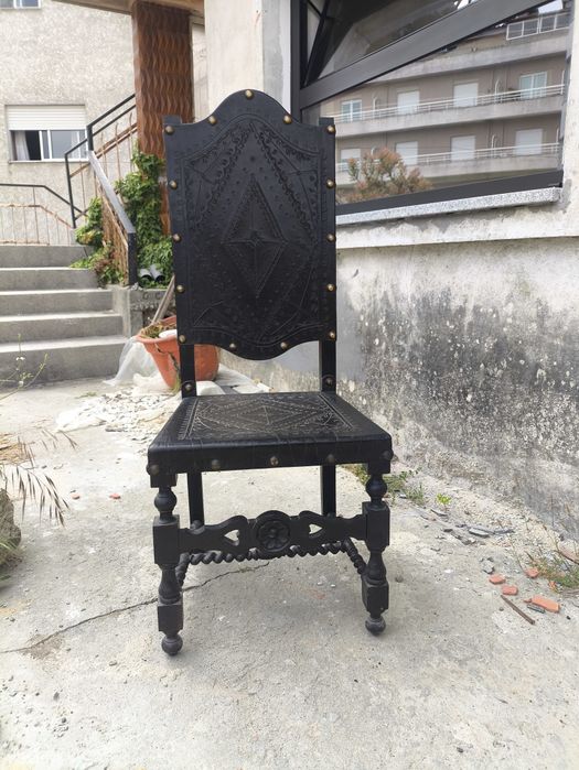 Cadeira vintage estilo espanhol colonial em couro lavrado e madeira