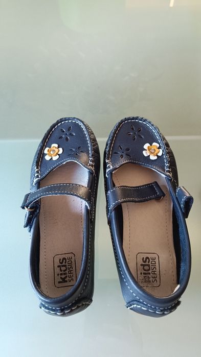 Roupa de menina em bom estado