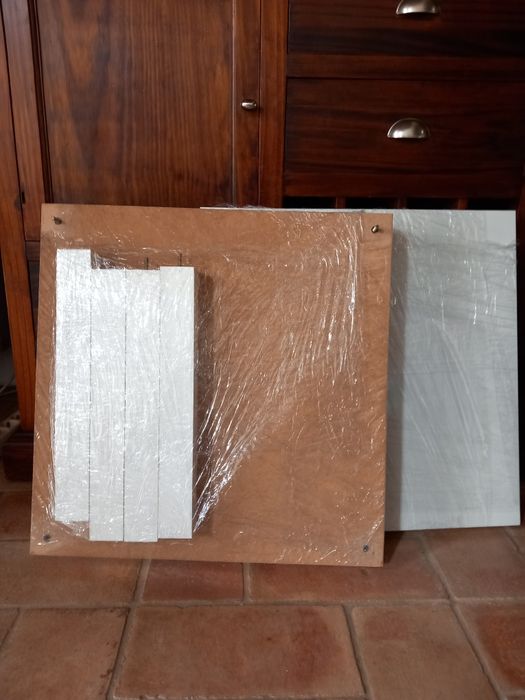 Mesas brancas pequeninas