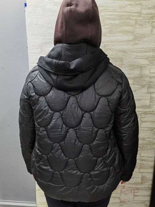 Зимова чорна курточка з капюшоном
