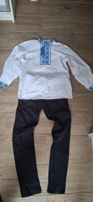 Вишиванка  і чінос для хлопчика