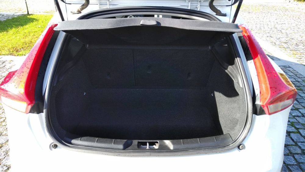 Volvo V40 Cross Country 1.6 D2 Kinetic 2015 — Funcional mas com ruido na caixa