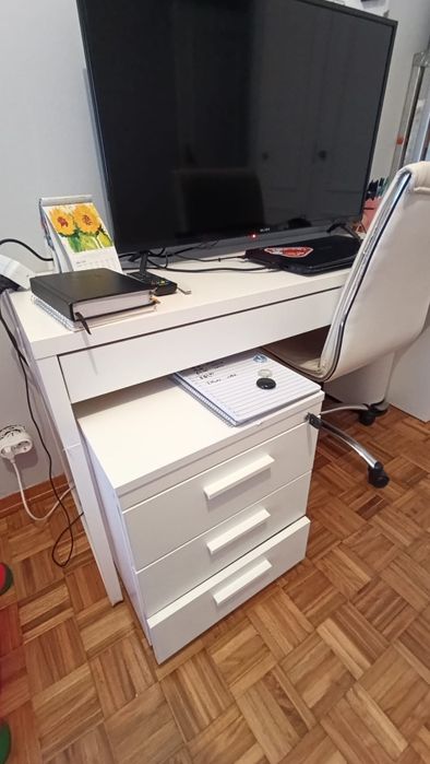 Vendo secretária com cadeira
