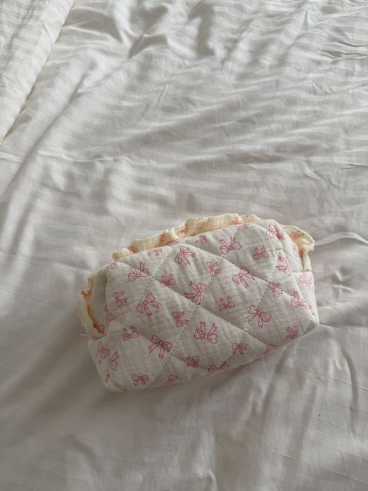 Kosmetyczka kremowo rózowa w kokardki akcesoria pinterest coquette