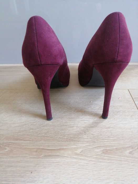 Buty na obcasie, bordowe.