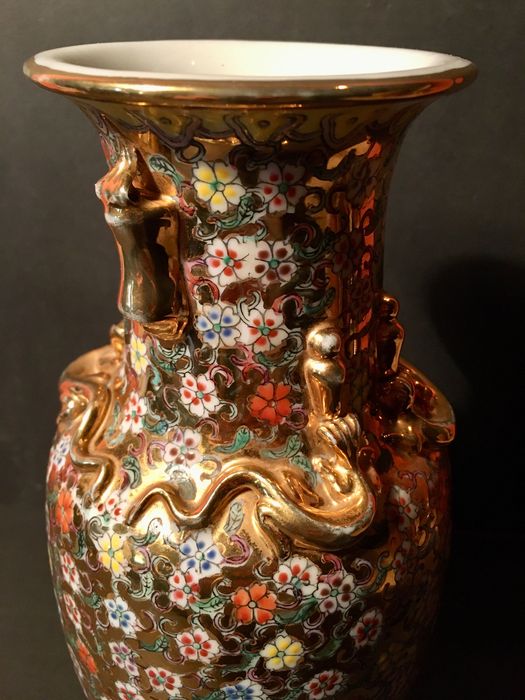PORCELANA CHINESA - anos 50 - fundo a ouro - pintada à mão - 26 cm/s