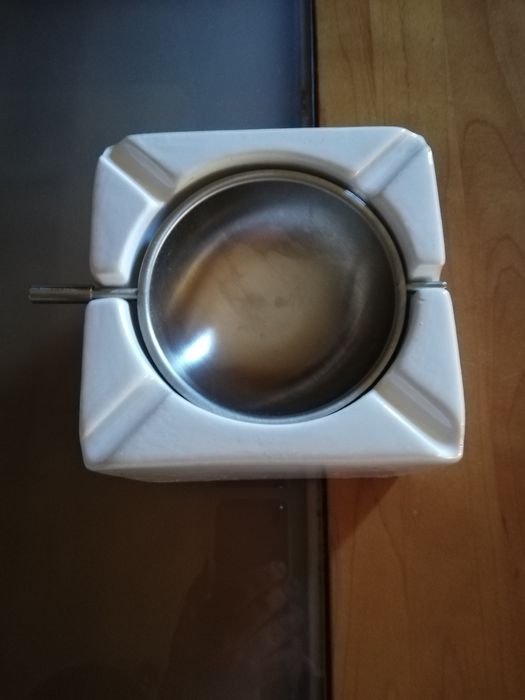 Cinzeiro de louça e inox