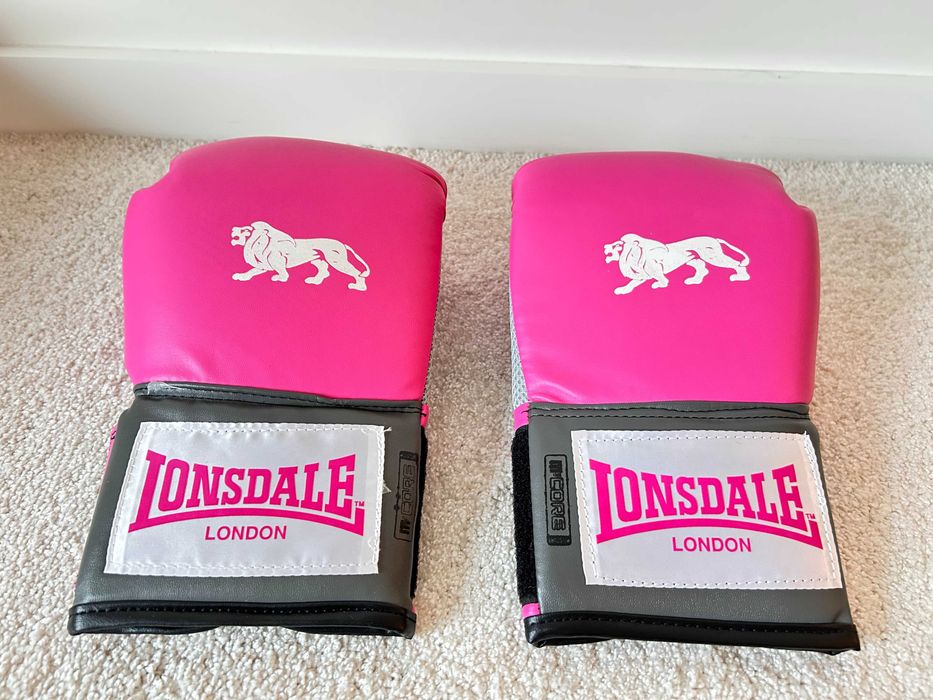 Luvas de boxe cor-de-rosa novas
