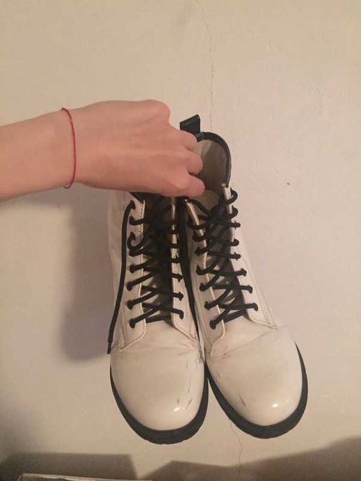 buty białe typu martens