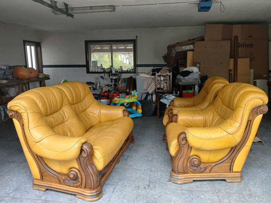 Vendo Conjunto de Sofás Antigos em Couro c/ Estrutura em Madeira