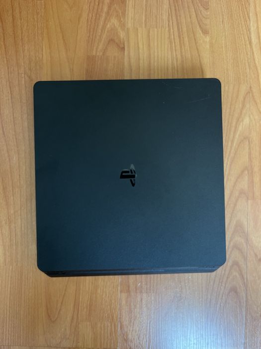 PS4 (500GB) + Comando  + Jogos (5) - Preço Negociável e é possivel compra separada