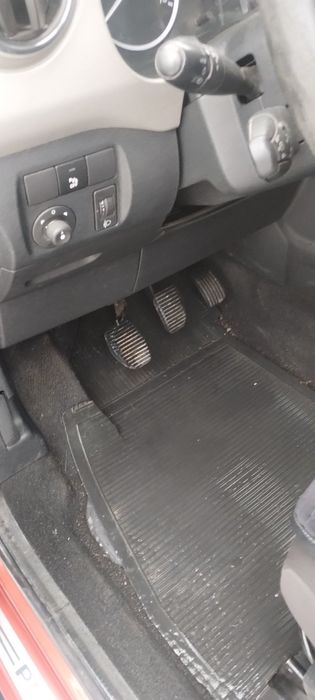 Продам Пежо- партнер 2008 р.в
1.6 бензин.ел.пакет.2 -зонний клімат--