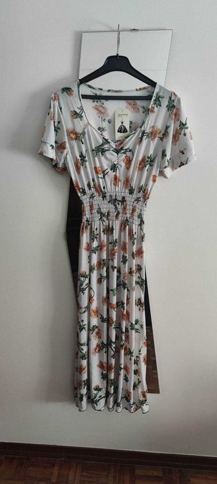 Vestido branco novo com flores tamanho único veste até XXL 15€