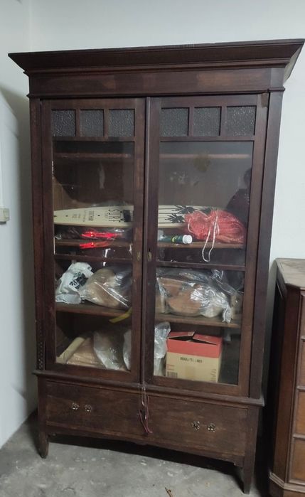 Vitrine / Armário Antigo em Madeira Escura — Peça de época