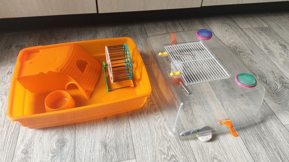 Клітка для хом'яка пластикова з усіма аксесуарами.