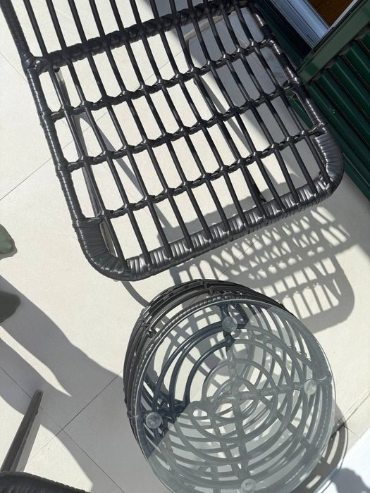 Conjunto de 2 cadeiras pretas e uma pequena mesa para terraço /varanda