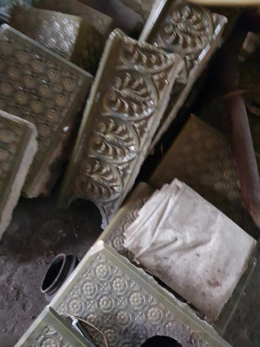 Piec kaflowy, stare kafle z pieca, korona pieca, narozniki