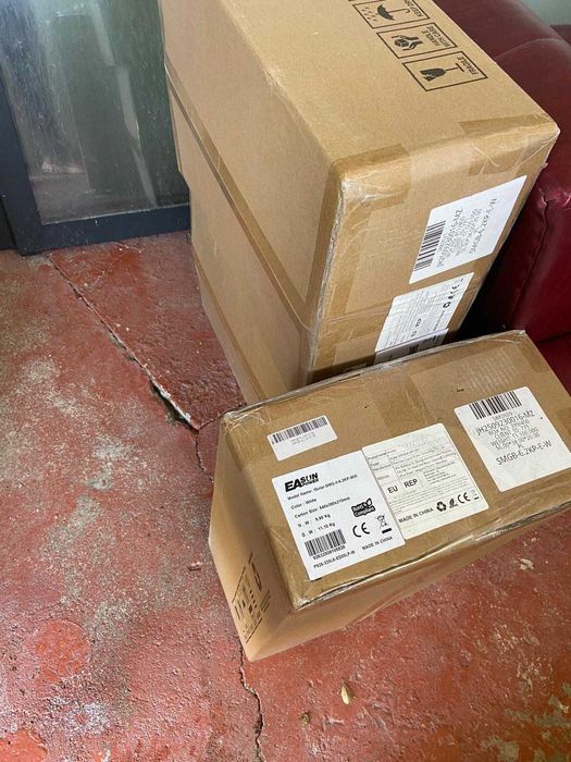 3 inversores solares (novos/em caixa) + duas baterias 6.5 KWh cada