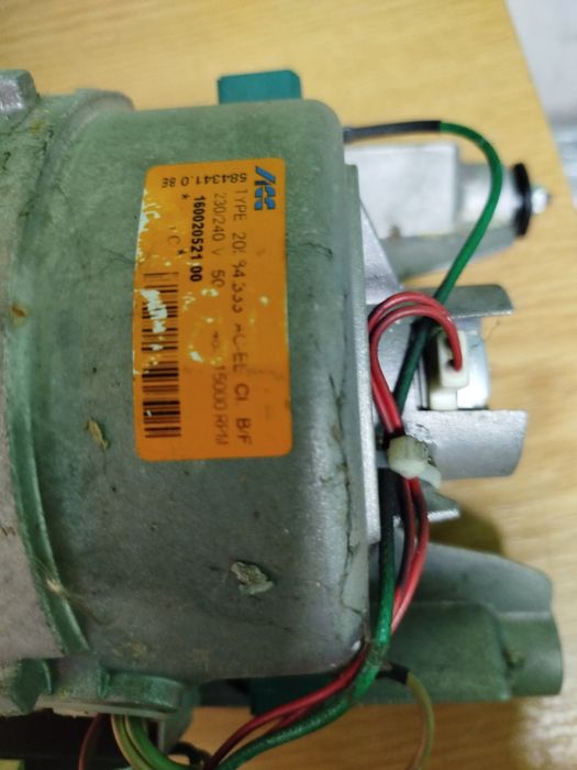 Мотор б/у на стиральную машину Ariston avsl80  в идеальном состоянии !