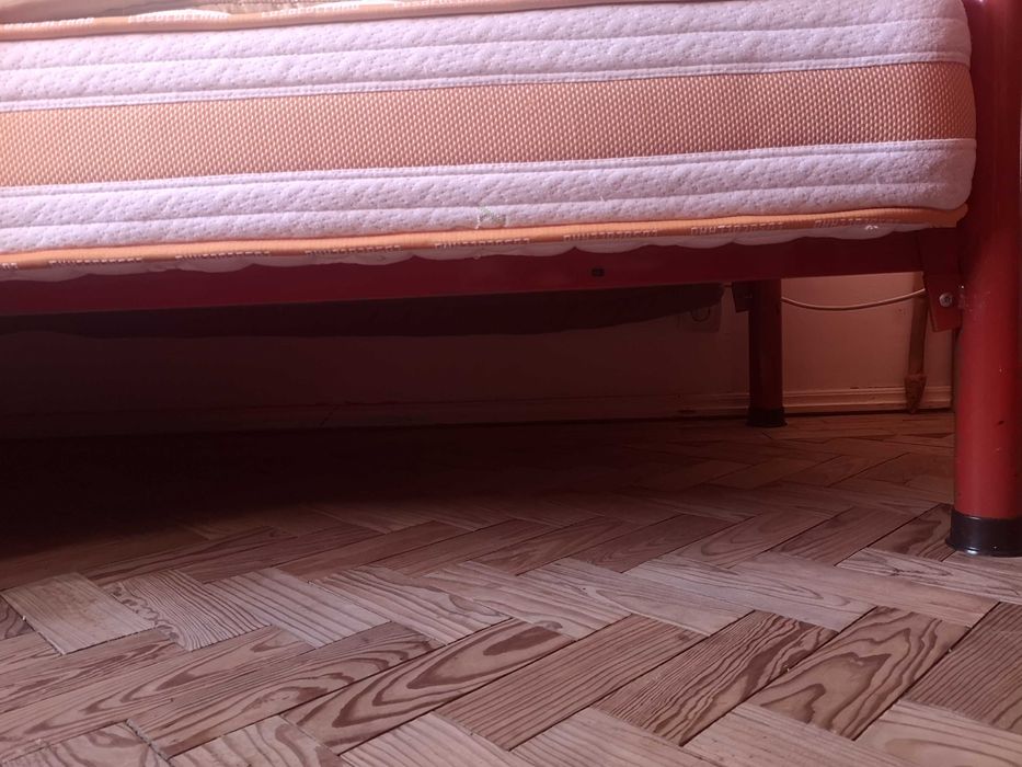 cama em ferro de solteiro com colchão feito à medida