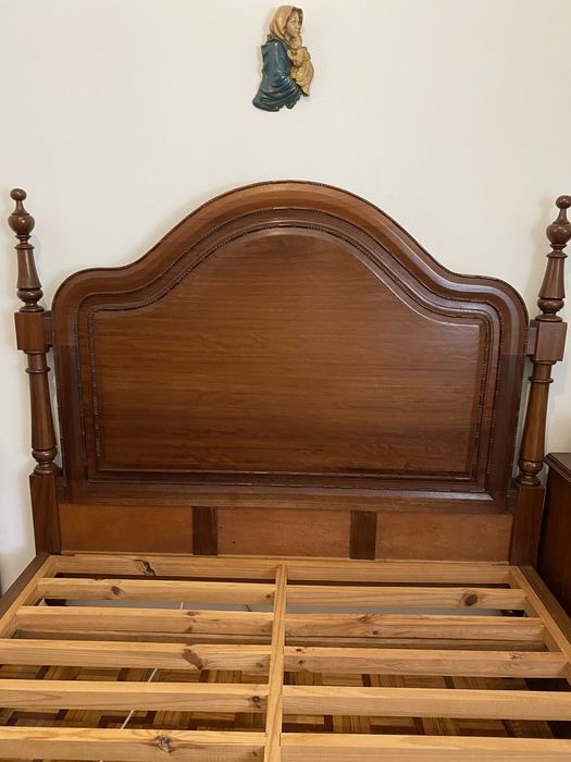 Mobília de quarto (Cama, cabeceiras e cómoda)