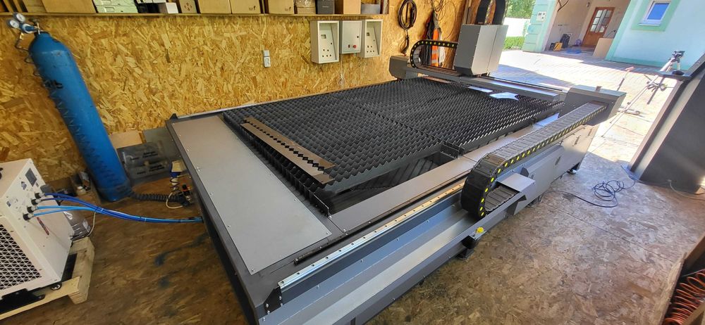 Оптоволоконний лазерний станок. Робоче поле 1550 х 3050