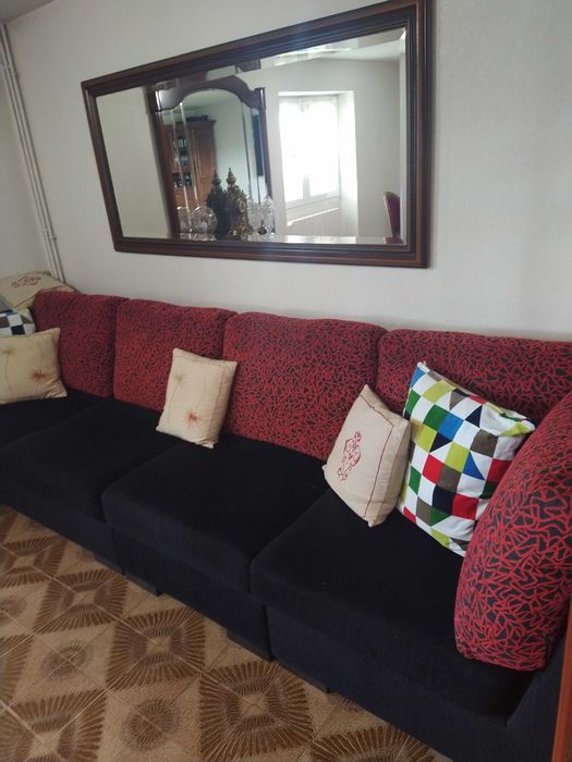 Sofá de sala preto e vermelho