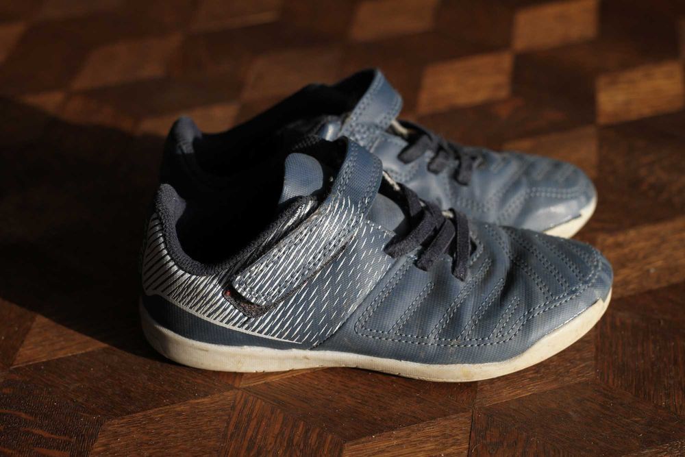 Lekkie piłkarskie granatowe buty Decathlon Imviso 30 dł. wkł. 19,5 cm