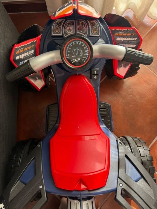 Vendo mota a bateria “Quad the Beast Repsol 12V”