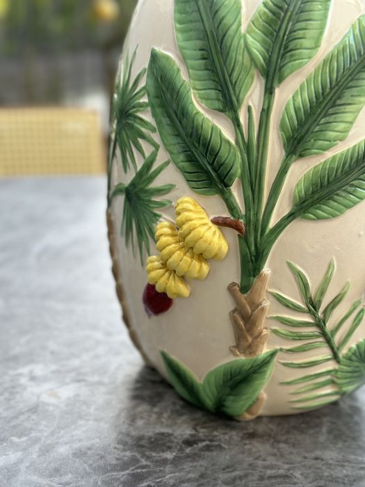 Jarra grande em cerâmica com motivos tropicais