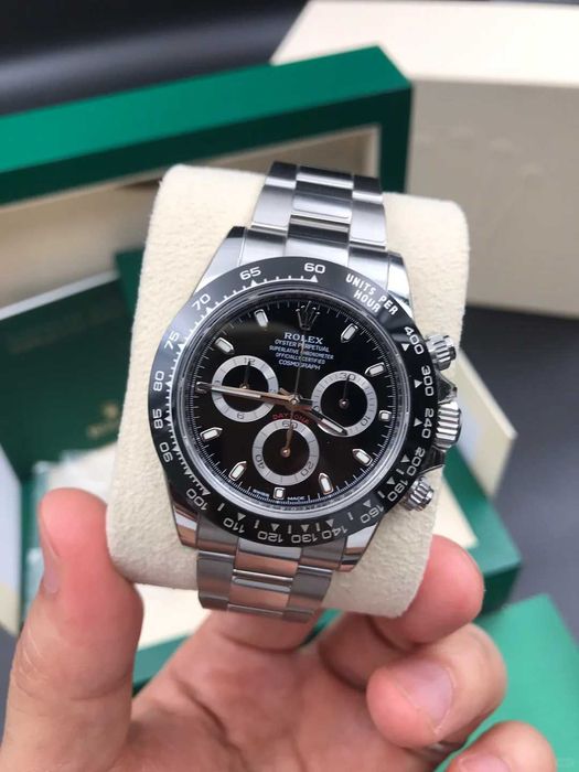 nowy modny zegarek analogowy