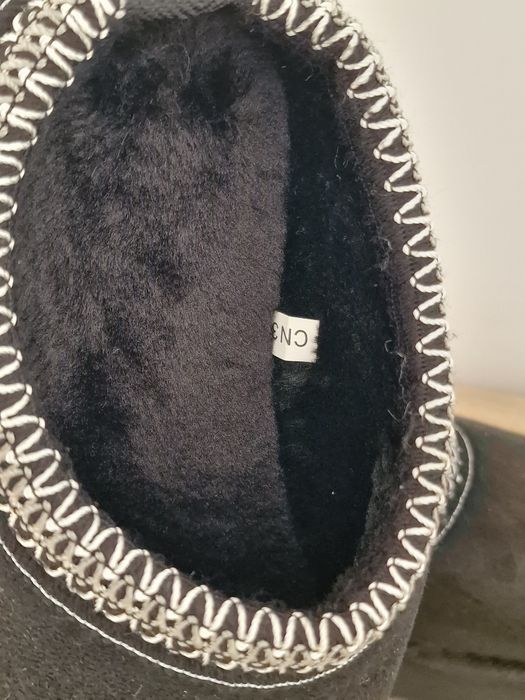 Chodaki zamszowe na platformie.