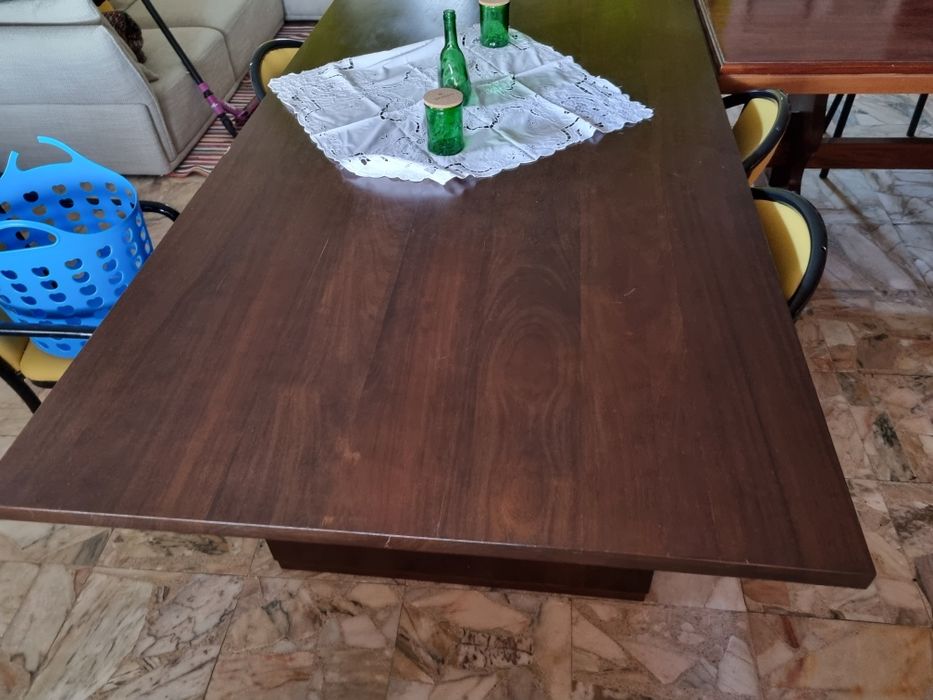 Mesa em madeira maciça