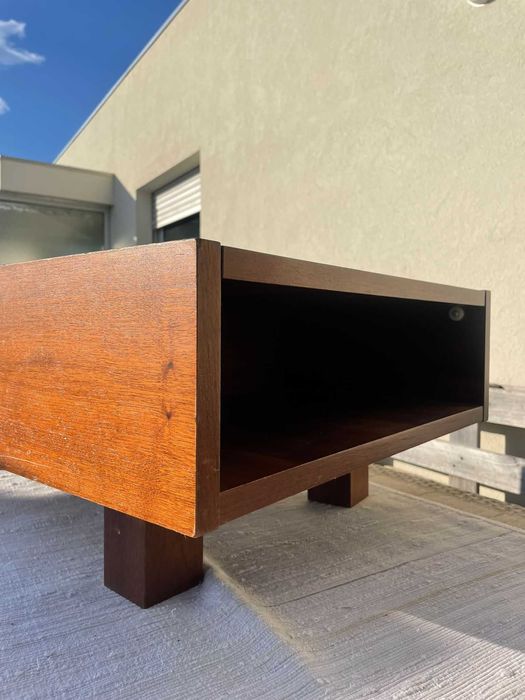 Mesa de apoio aos sofás